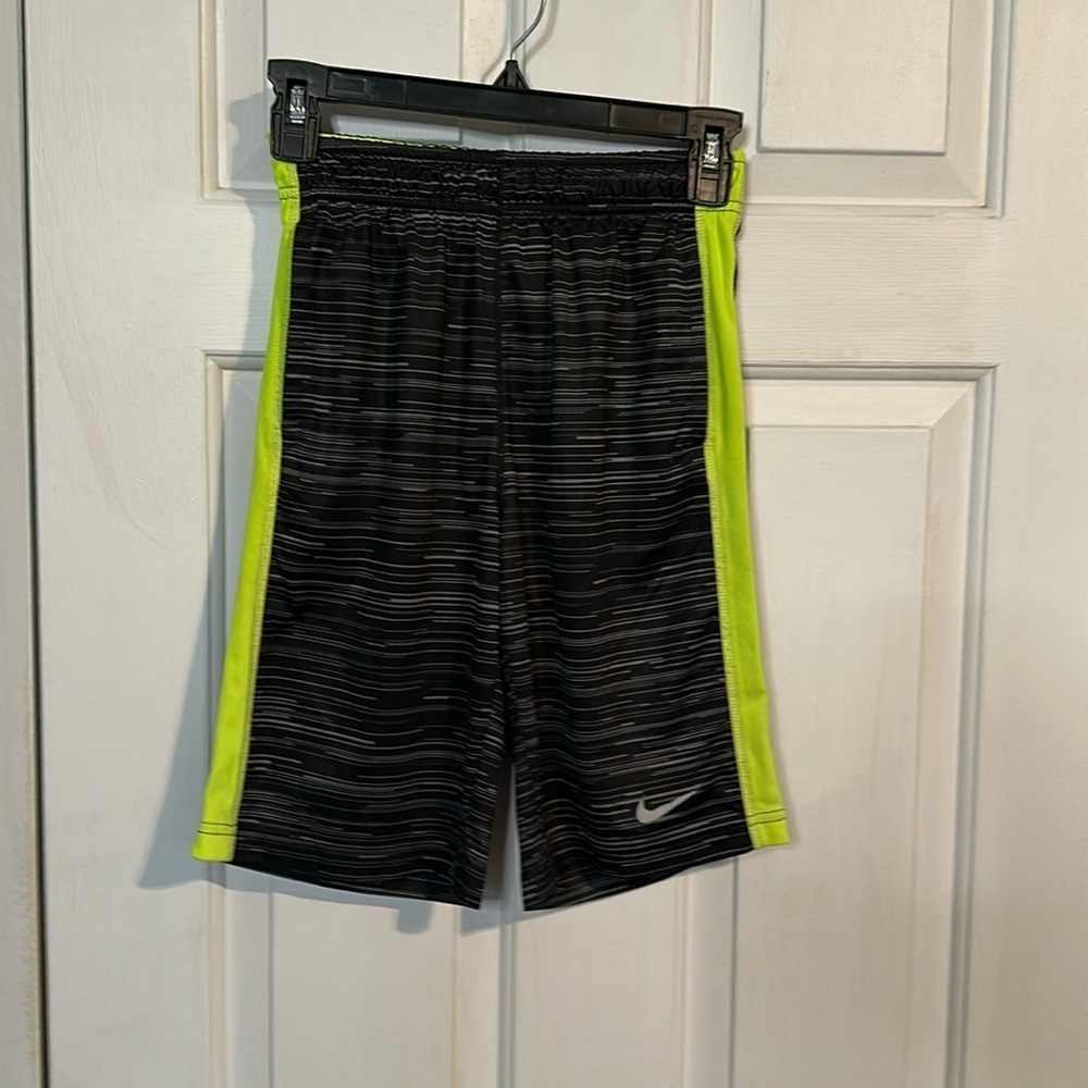 Nike youth medium basketball shorts